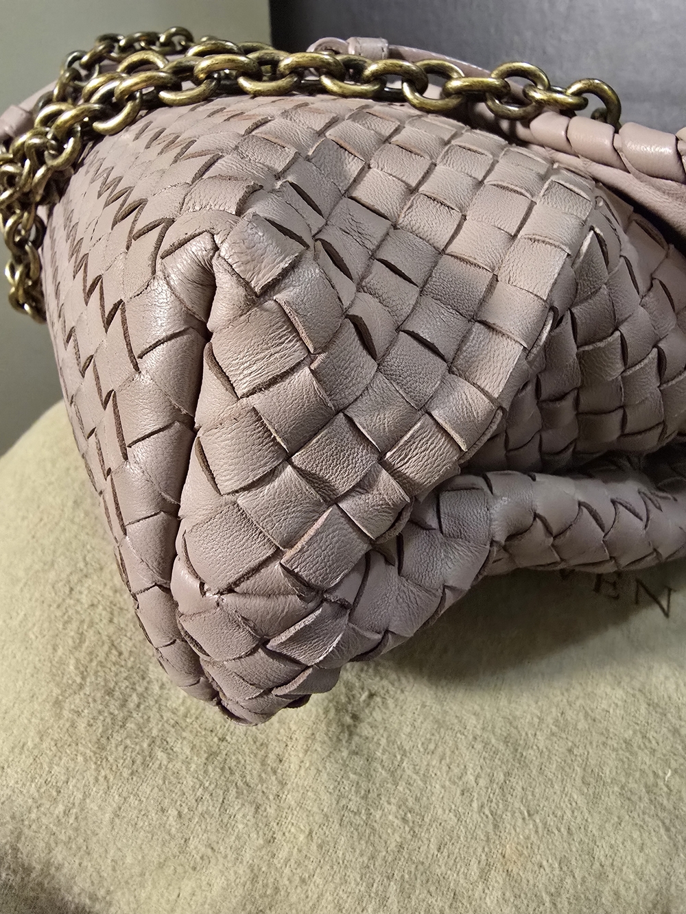 💯 Authentic Bottega Veneta Mauve Intrecciato Leather Bag Gold Chain w/COA - Picture 4 of 16